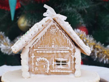 casa de gengibre sobre luzes desfocadas de chrismtas decorados Pinheiro