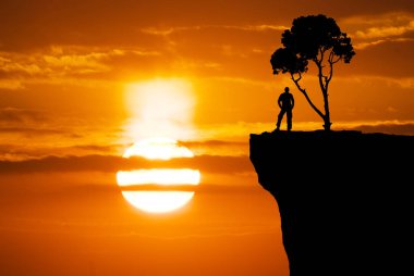 Siluetleri ağaçları ve adam. Güzel güneş ve gökyüzü. Kavramsal sahne.