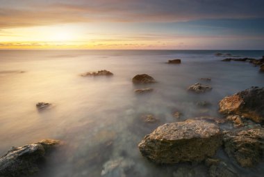 Güzel deniz manzarası. Deniz on Sunset. Doğanın kompozisyon.