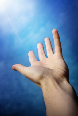 Tanrının eli. Kavramsal tasarım. Gökyüzüne doğru uzayan bir adamın elini