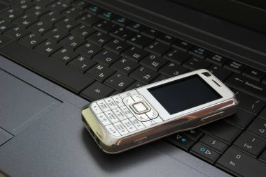 Bilgisayar dizüstü ve beyaz modern mobil akıllı telefon. Tasarım öğesi.