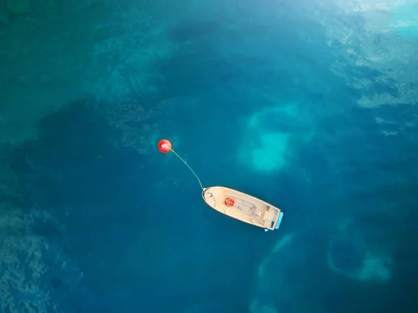 海上小船鸟瞰 美丽的夏日海景带船 晴朗的天清澈湛蓝的海水 顶部视图 — 图库照片