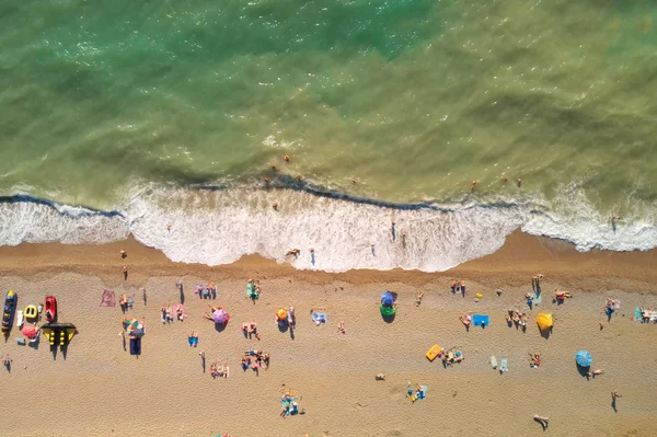 Plajda havadan görünümü. İnsanlar deniz kıyısında sakin ol. Güzel doğal deniz manzarası ve yaz saati