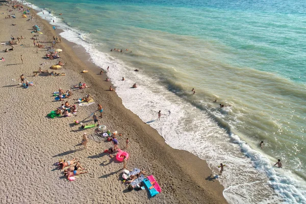 Вид Воздуха Пляж Люди Отдыхают Берегу Моря Прекрасный Морской Пейзаж — стоковое фото