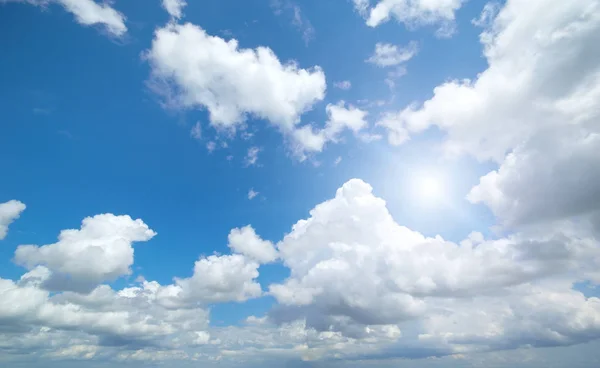 深い青い空と夏の太陽 自然景観 — ストック写真