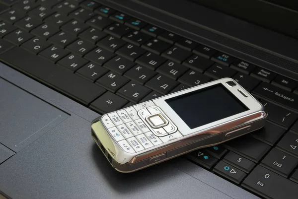 Dator Bärbar Dator Och Vita Moderna Smarta Mobiltelefon Del Konstruktion — Stockfoto