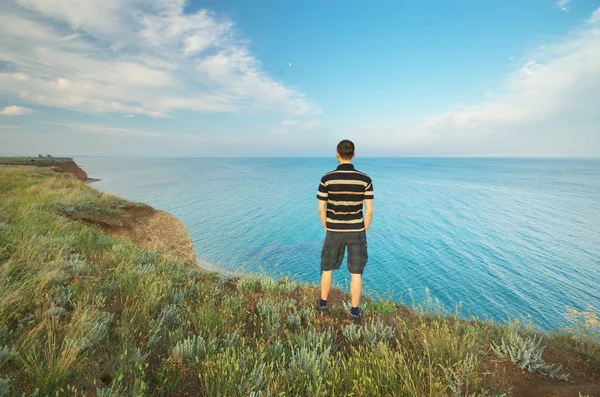 Man Stands Edge Abyss Looks Sea Man Relax Nature — Stock Photo, Image