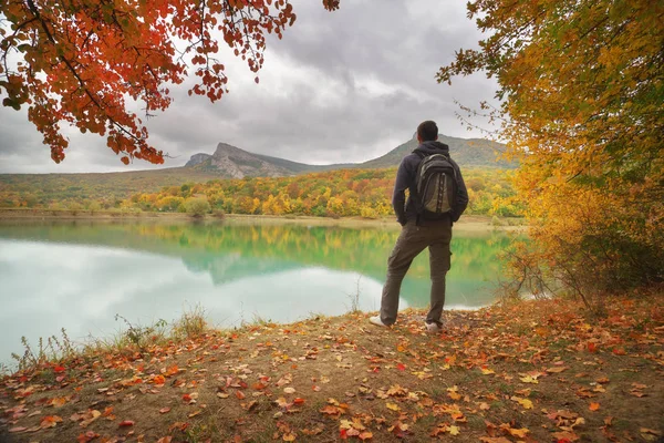 Man Die Alleen Vijver Conceptuele Scène Van Natuur Mensen Herfst — Stockfoto