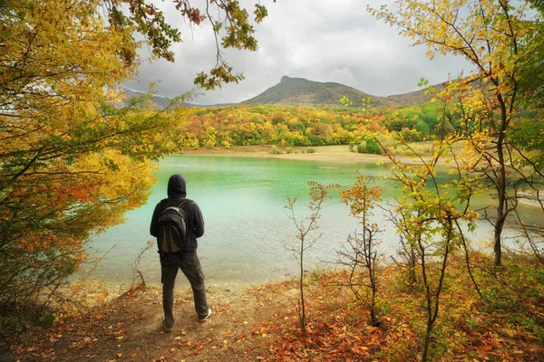 Homem Sozinho Lagoa Natureza Conceitual Cena Pessoas Tume Primavera Outono — Fotografia de Stock