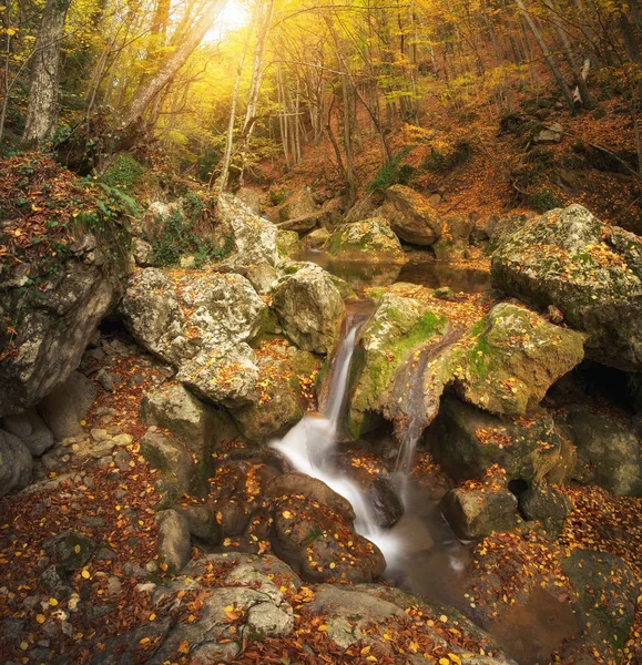 Sonbahar Manzara Doğanın Kompozisyon Şelale Nehir Kanyonun Içine — Stok fotoğraf