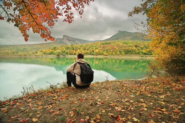 Homme Assis Seul Sur Étang Nature Conceptuelle Scène Humaine Tume — Photo