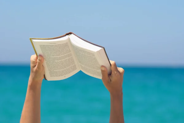 Frauenhände Halten Buch Und Lesen Auf Dem Meer Konzeptionelle Szene — Stockfoto