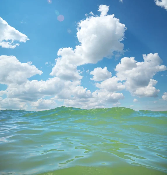 低角度のビュー水と空の背景 すぐに海の波 — ストック写真