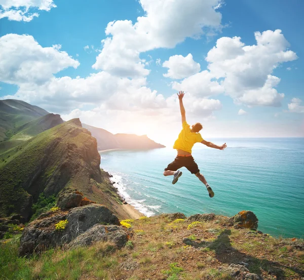 Mannen Happines Hoppa Och Havet Emotionell Scen — Stockfoto