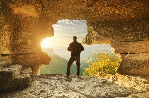 Homme Dans Montagne Des Cavernes Scène Conceptuelle — Photo