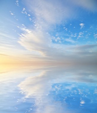 Günbatımında gökyüzü. Doğa soyut bileşimi