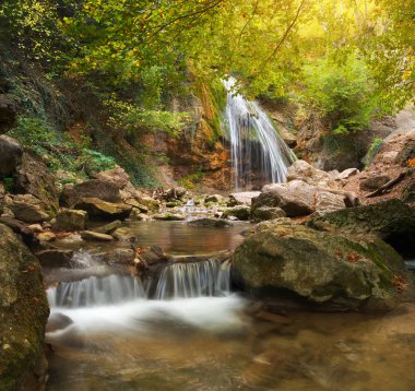 Bahar rill akışı. Doğa Şelale kompozisyon.