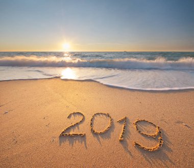 2019 yıl deniz kıyısında. Tasarım öğesi.