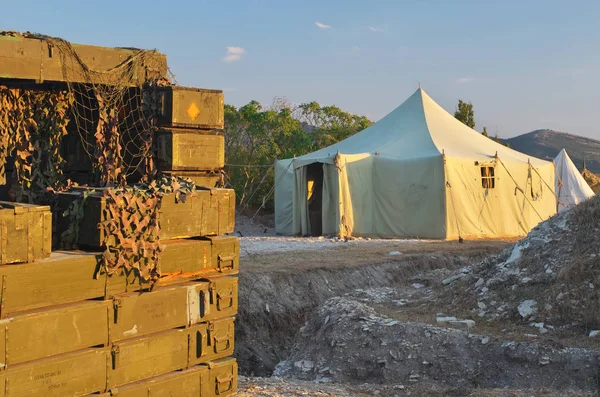 山でテントや武器のボックスを軍事倉庫 戦争と軍事のシーン — ストック写真