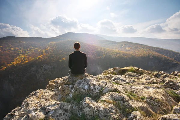 男は崖の上に座っています 概念のシーン 山自然縁組成 — ストック写真