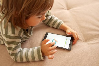 Sevimli kız akıllı telefon oyun oynamak. Tasarım öğesi.