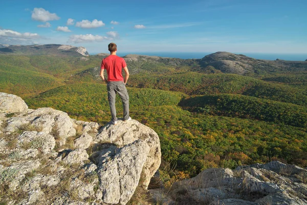 Man Står Kanten Cliff Berg Konceptuella Scen — Stockfoto