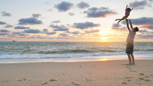 Vader Dochter Spelen Samen Het Strand Bij Zonsondergang Emotionele Scène — Stockfoto