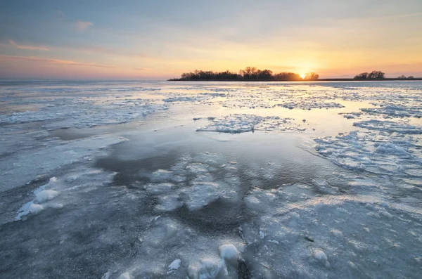 Χειμερινό Τοπίο Πάγος Στην Επιφάνεια Του Νερού Σύνθεση Της Φύσης — Φωτογραφία Αρχείου