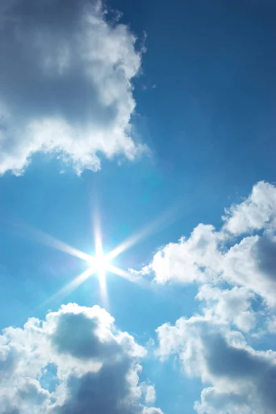 Ήλιος Λάμπει Στο Γαλάζιο Ουρανό Και Όμορφη Σύννεφο Φύση Σκηνή — Φωτογραφία Αρχείου