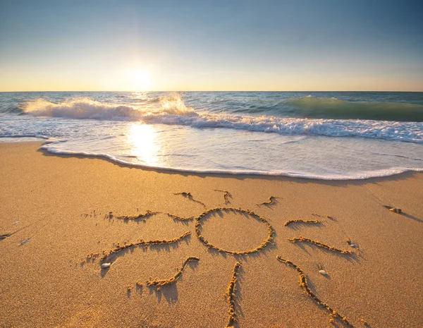Sun Rysunek Narysowany Plaży Morze Złotego Piasku Fala Pianki Brzegu — Zdjęcie stockowe