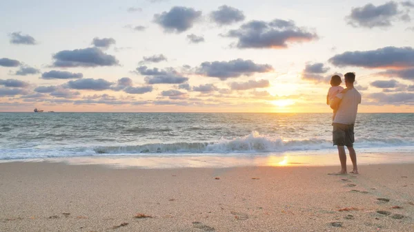 Vater Und Tochter Spielen Zusammen Strand Bei Sonnenuntergang Emotionale Szene — Stockfoto