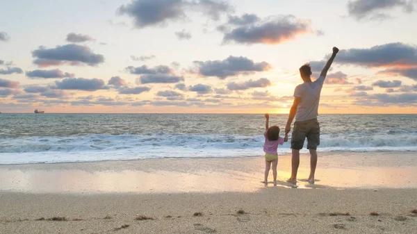 Baba Kızı Birlikte Oynayan Deniz Sahilde Günbatımı Duygusal Sahne — Stok fotoğraf