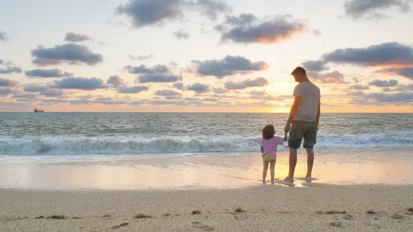 Baba Kızı Birlikte Deniz Sahilde Günbatımı Ayakta Duygusal Sahne — Stok fotoğraf