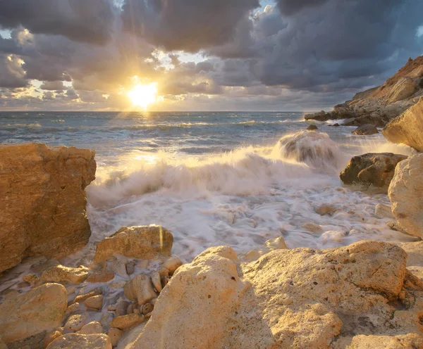 Bela Paisagem Marinha Ondas Mar Durante Tempestade Pôr Sol Salpicam — Fotografia de Stock