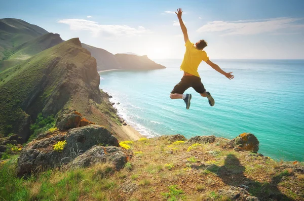 Homem Feliz Salto Mar Cena Emocional — Fotografia de Stock