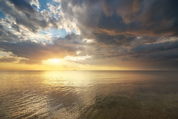 Goldener Himmelshintergrund Und Wasserreflexion Bei Sonnenuntergang Zusammensetzung Der Natur — Stockfoto