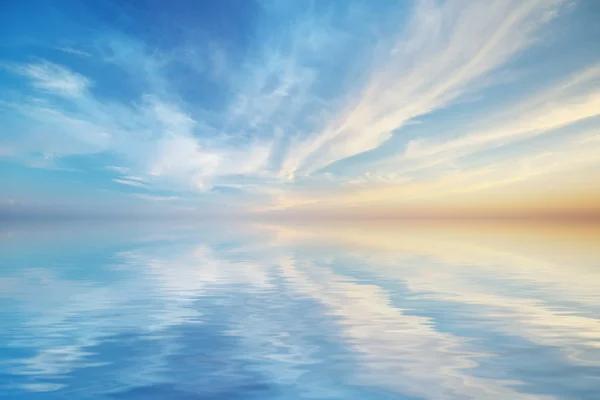 Céu fundo e reflexão da água . — Fotografia de Stock