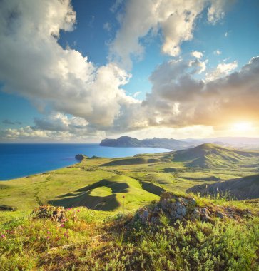 Deniz ve dağlar bahar defne. 