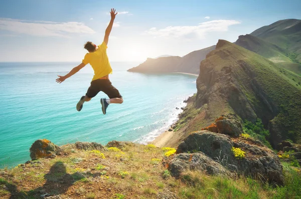 L'uomo salta felice e il mare — Foto Stock