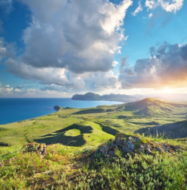 Deniz ve dağlar bahar defne. 