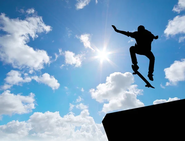 Skater skok sylwetka i błękitne niebo. — Zdjęcie stockowe