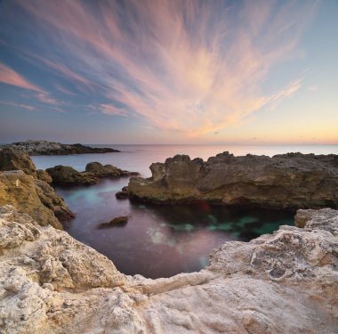  Gün batımında sakin deniz.
