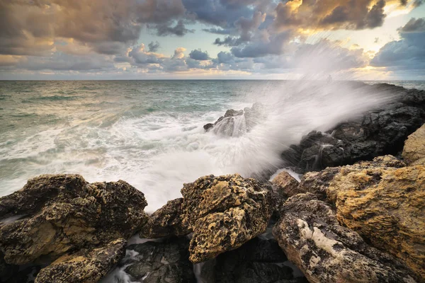 Tormenta de olas marinas al atardecer —  Fotos de Stock