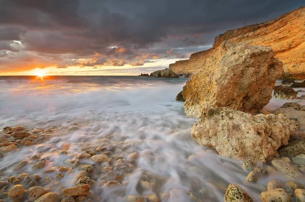 Havet och klipporna vid solnedgången. — Stockfoto