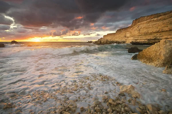 Море і скелі на заході сонця . — стокове фото