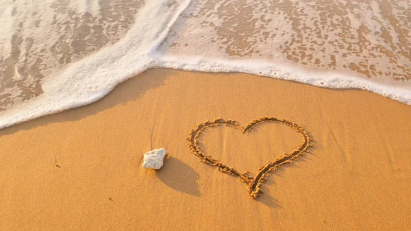 Символ сердца на берегу моря — стоковое фото