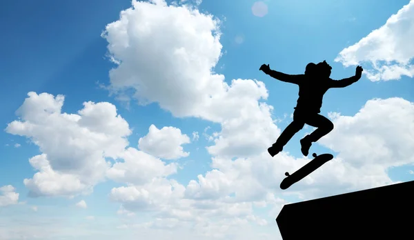 Sílhueta de salto de patinador — Fotografia de Stock