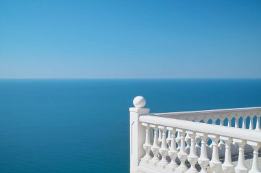 Balkon ve deniz manzarası. 