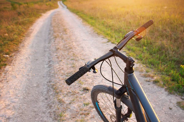 Vélo sur la route de montagne . — Photo