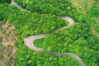 Dağda yol serpantini.